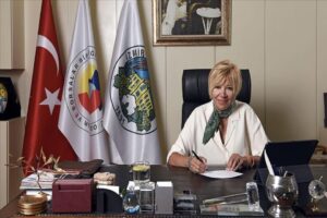 İzmir Ticaret Borsası'nda mevcut Y&ouml;netim Kurulu Başkanı Işınsu Kestelli'nin tek