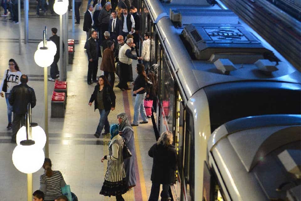 İzmir&rsquo;de pandemi d&ouml;neminde g&uuml;nl&uuml;k 200 binlere kadar gerileyen toplu ulaşım