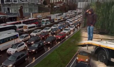 İzmir trafiği kilit… Sağanak hayatı felç etti