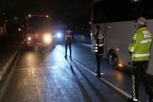 İzmir&rsquo;de, bu yıl&nbsp;i&ccedil;inde denetlenen 56 bin servis aracından ikiz plaka&nbsp;kullanıldığı