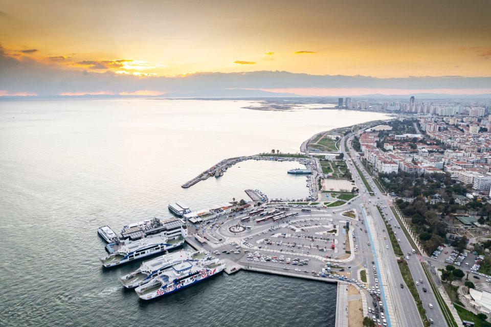 İzmir Büyükşehir Belediyesi deniz ulaşımını 6 elektrikli yolcu gemisi ile