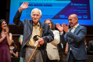 İzmir B&uuml;y&uuml;kşehir Belediye Başkanı Tun&ccedil; Soyer&rsquo;in İzmir&rsquo;i bir k&uuml;lt&uuml;r kenti