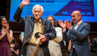İzmir Uluslararası Film ve Müzik Festivali başladı… Ustalar ayakta alkışlandı