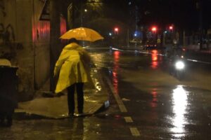 İzmir Valiliği'nden yapılan açıklamada, 14 Şubat'ta kuvvetli yağmur beklendiği, olası