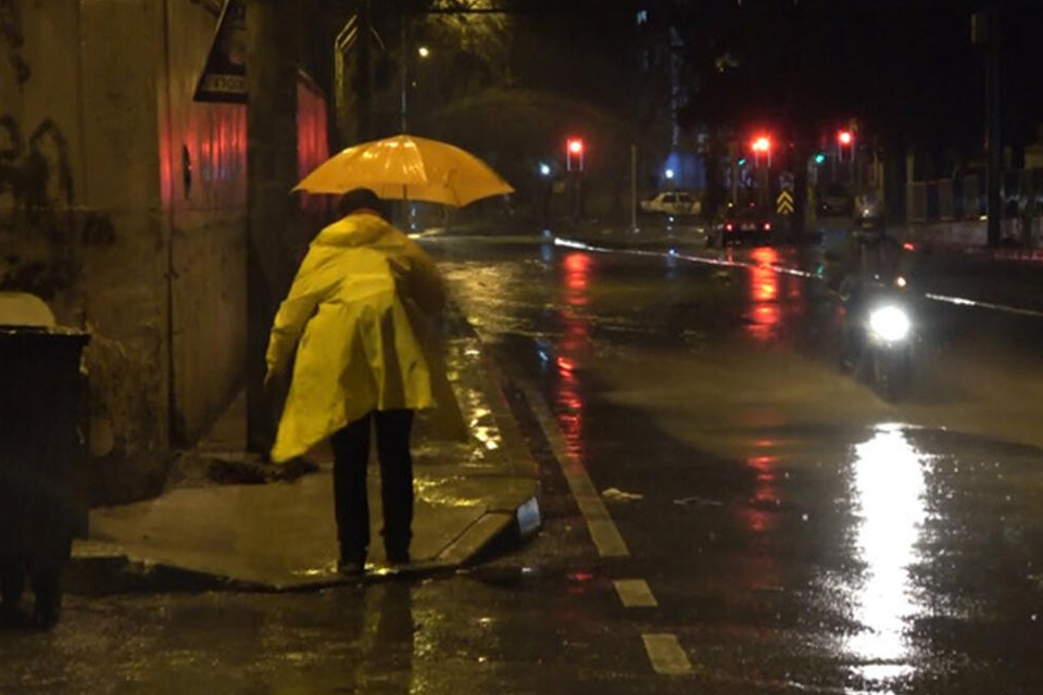 İzmir Valiliği'nden yapılan açıklamada, 14 Şubat'ta kuvvetli yağmur beklendiği, olası