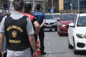 İzmir Valiliği, tam kapanma s&uuml;recinde ka&ccedil; kişinin kısıtlamaya uymadığına y&ouml;nelik