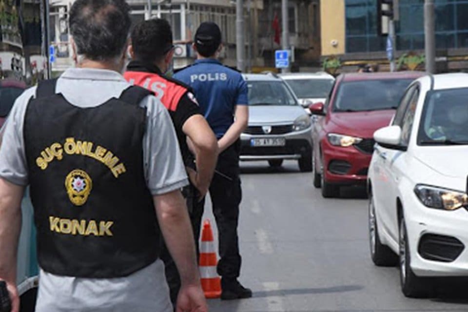İzmir Valiliği, tam kapanma s&uuml;recinde ka&ccedil; kişinin kısıtlamaya uymadığına y&ouml;nelik