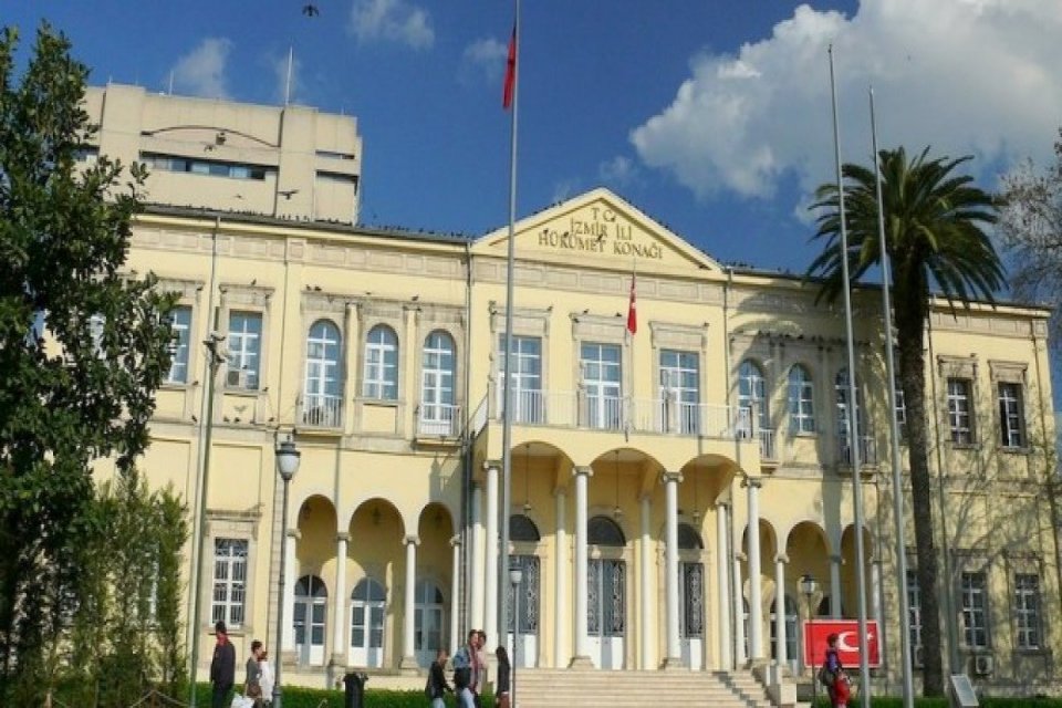 İzmir Valiliği, afet bölgesinden İzmir'e gelen vatandaşlar için yardım kampanyası
