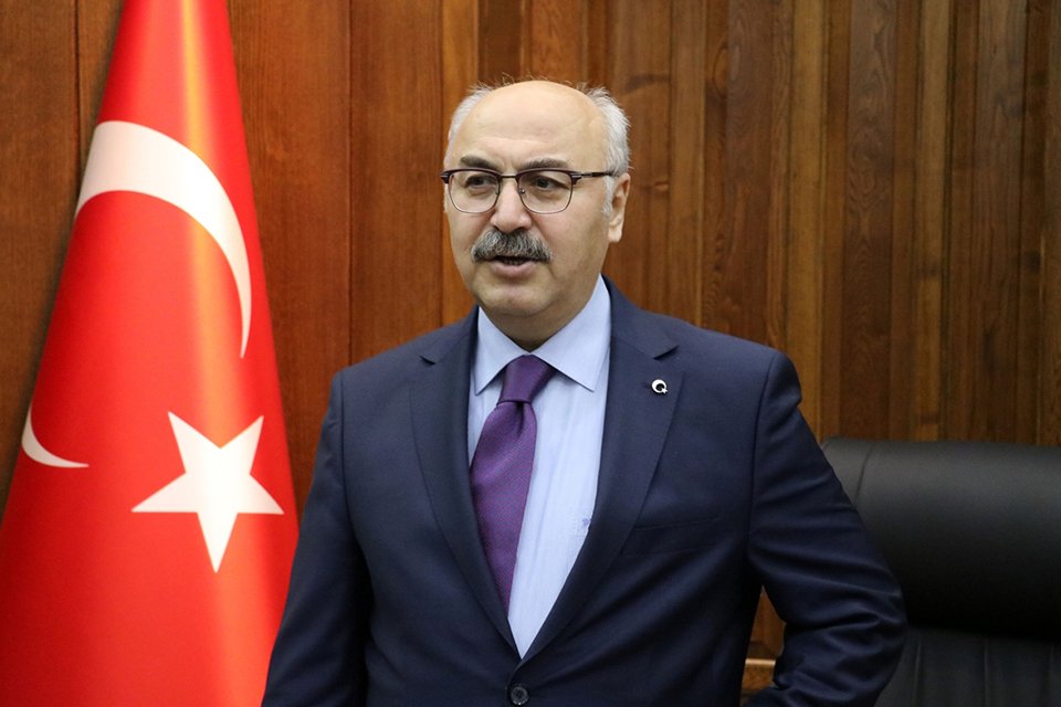 İzmir Valisi Köşger, kentte bazı okullarda yüz yüze eğitimin başladığını