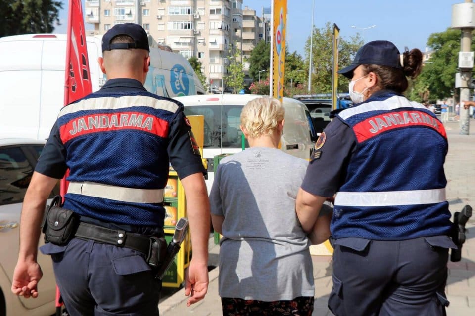 İZMİR Jandarma Komutanlığı ile MİT B&ouml;lge Başkanlığı'nca kentte ve Muğla'da