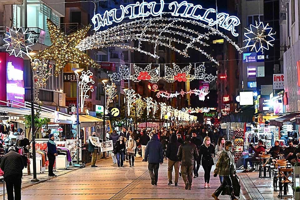 İzmir B&uuml;y&uuml;kşehir Belediyesi 2022&rsquo;ye sayılı g&uuml;nler kala daha aydınlık bir