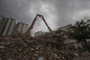Deprem sonrası yaklaşık 100 binanın acil olarak yıkıldığı 7 bölgede