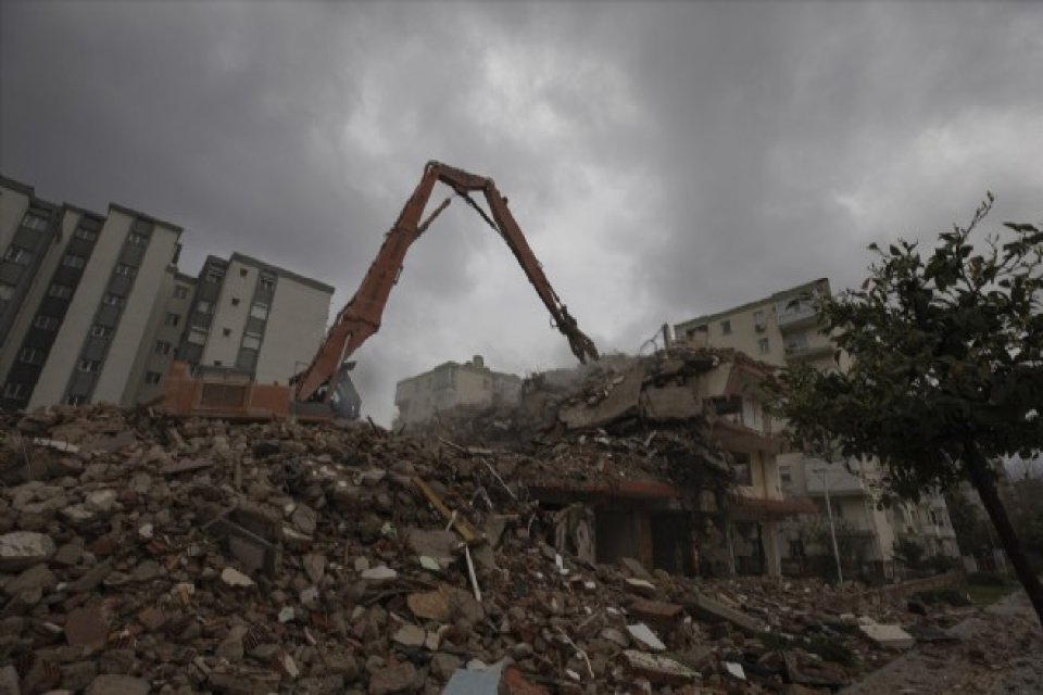 Deprem sonrası yaklaşık 100 binanın acil olarak yıkıldığı 7 bölgede