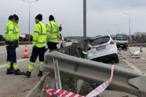 Bursa'da, kontrolden &ccedil;ıkarak ref&uuml;je savrulan ve &ccedil;arptığı bariyerin otomobile saplandığı