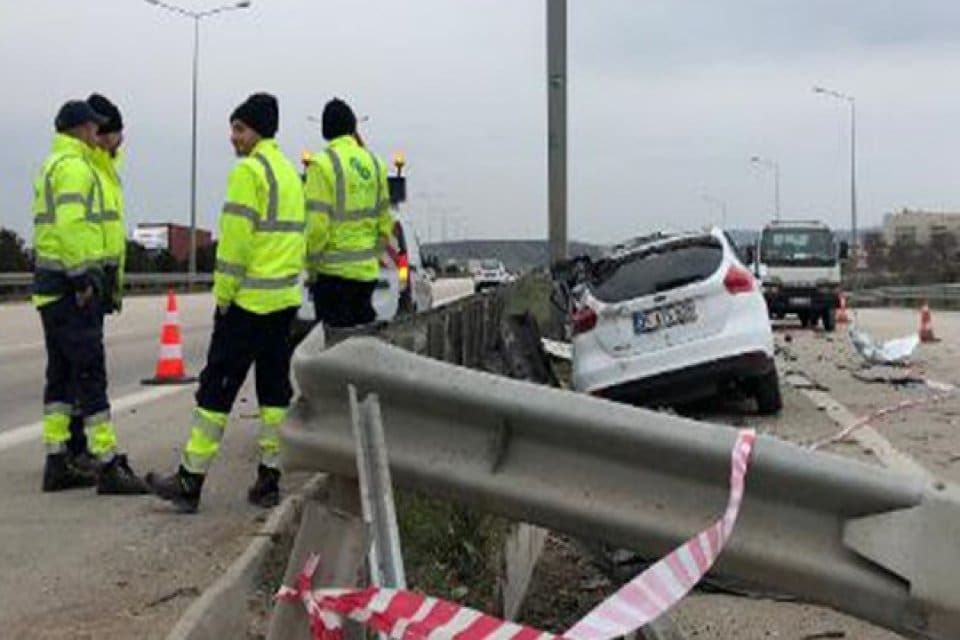 Bursa'da, kontrolden &ccedil;ıkarak ref&uuml;je savrulan ve &ccedil;arptığı bariyerin otomobile saplandığı