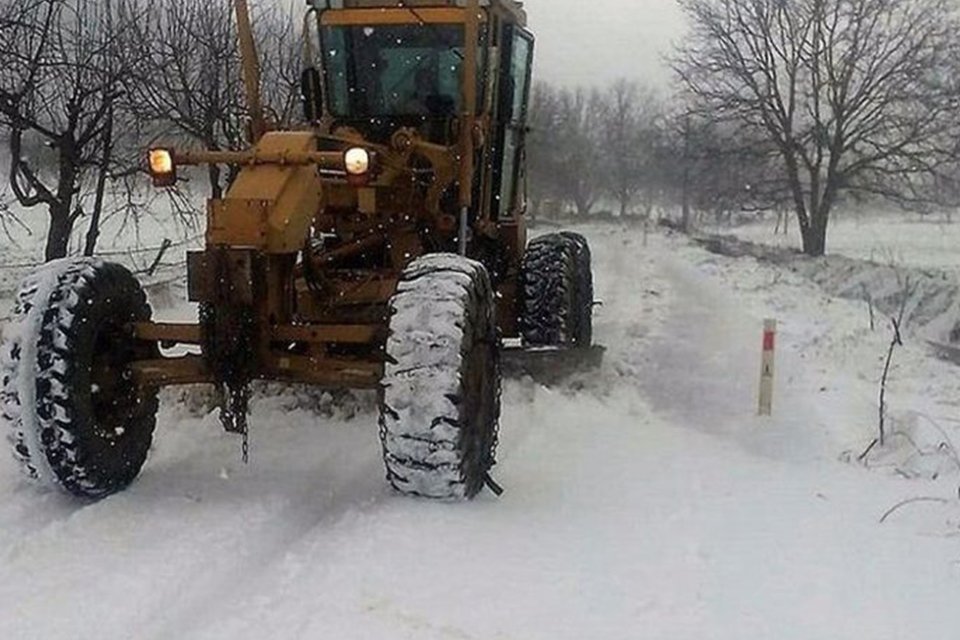 İzmir’in yüksek kesimlerinde kar yağışı etkisini gösterdi. Ödemiş ilçesinde Bozdağlar