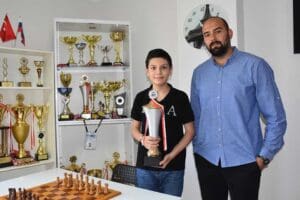 İzmir'de kreşe giderken satran&ccedil; odasında arkadaşlarının kendisini aralarına almadığını belirten