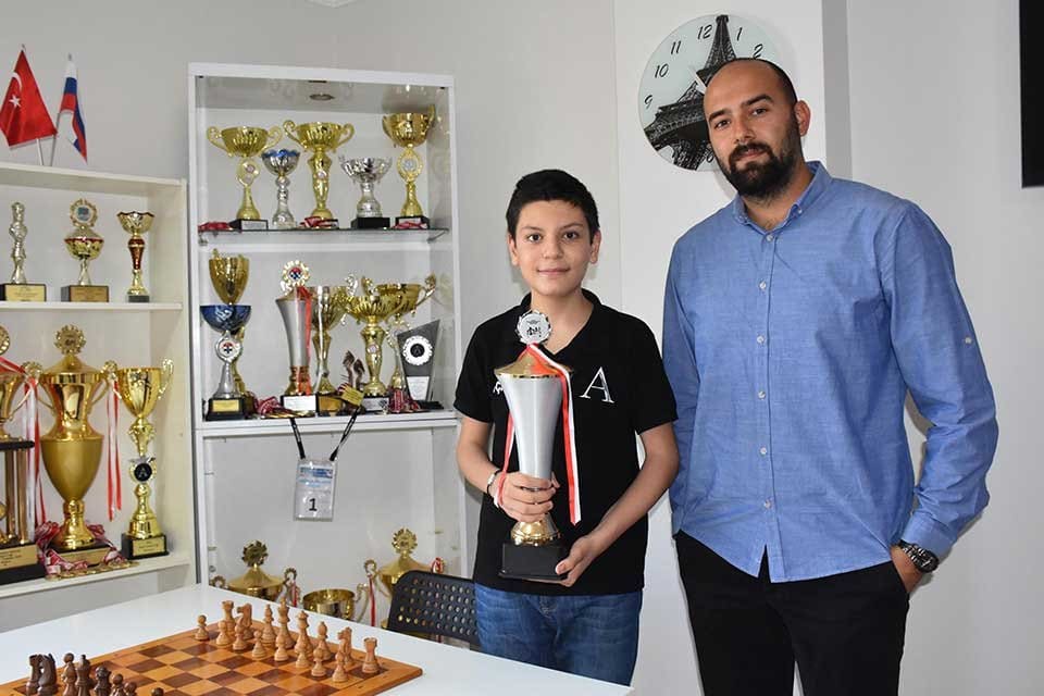 İzmir'de kreşe giderken satran&ccedil; odasında arkadaşlarının kendisini aralarına almadığını belirten