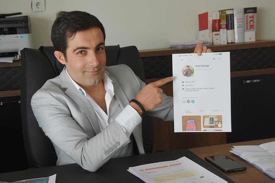 İzmir'de yaşayan Ersin Kasırga'nın avukat kimlik kartının fotoğrafını &ccedil;eken kişiler,