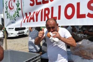İZMİRLİ balık&ccedil;ılar, 1 Eyl&uuml;l'de bitecek olan av yasağını balık ekmek