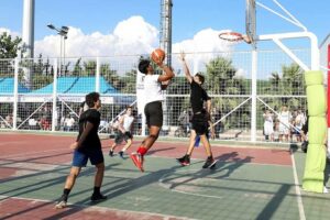 Gaziemir Belediyesi&rsquo;nin d&uuml;zenlediği FIBA&rsquo;ya kayıtlı&nbsp;3×3 Streetball Turnuvası&rsquo;nda 190 sporcu, 50