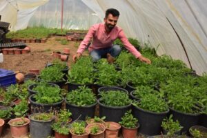 İzmir'in Torbalı il&ccedil;esinde ziraat m&uuml;hendisi Harun Karaman (33), anavatanı G&uuml;ney