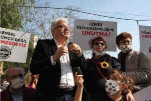 Hasarlı binaları nedeniyle mağduriyetlerinin devam ettiğini s&ouml;yleyen İzmir'li depremzedeler, AKP