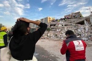 İzmir depremi ardından 17 ay ge&ccedil;mesine karşın evleri yıkılan ve