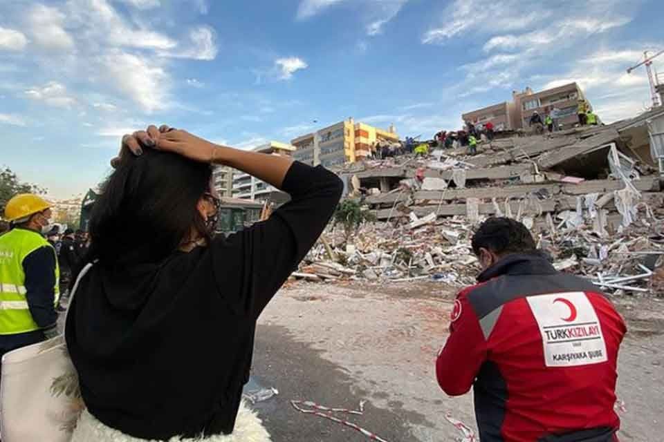 İzmir depremi ardından 17 ay ge&ccedil;mesine karşın evleri yıkılan ve