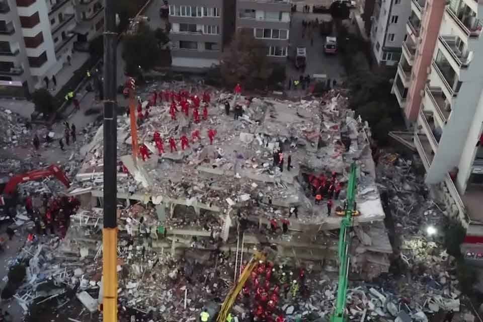 İzmir'de iki yıl &ouml;nceki depremde evleri yıkılan ya da hasarlı