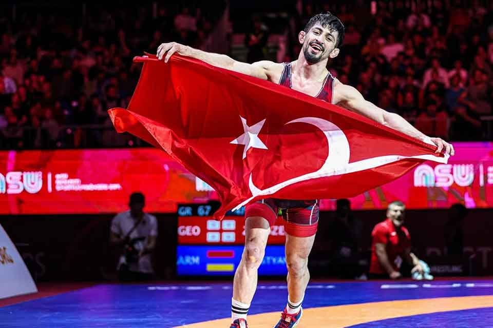 İzmir B&uuml;y&uuml;kşehir Belediyesi Gen&ccedil;lik ve Spor Kul&uuml;b&uuml; g&uuml;reş&ccedil;isi Kerem Kamal