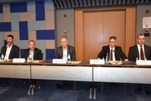 İzmir&rsquo;deki inşaat sekt&ouml;r&uuml;n&uuml;n temsilcileri, İzmir Ticaret Odası Başkanı Mahmut &Ouml;zgener