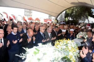 İzmir'de tiroide bağlı y&uuml;ksek tansiyon nedeniyle tedavi g&ouml;rd&uuml;ğ&uuml; hastanede 73
