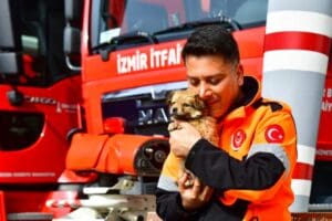 İzmir B&uuml;y&uuml;kşehir Belediyesi İtfaiye Dairesi Başkanlığı&rsquo;nda g&ouml;revli itfaiye eri Serdar