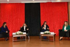 &Ccedil;iğli Belediyesi&rsquo;nin ev sahipliğinde d&uuml;zenlenen 'Kadının Siyasetteki Yeri' konulu panel