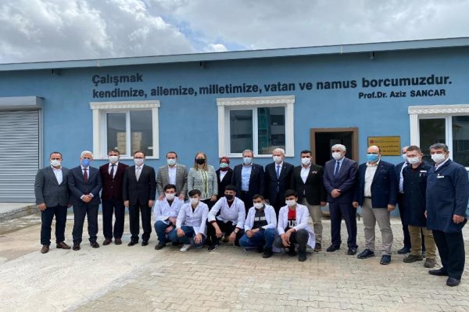 İzmir'in Kemalpaşa il&ccedil;esindeki MOPAK Mesleki ve Teknik Anadolu Lisesi Kimya