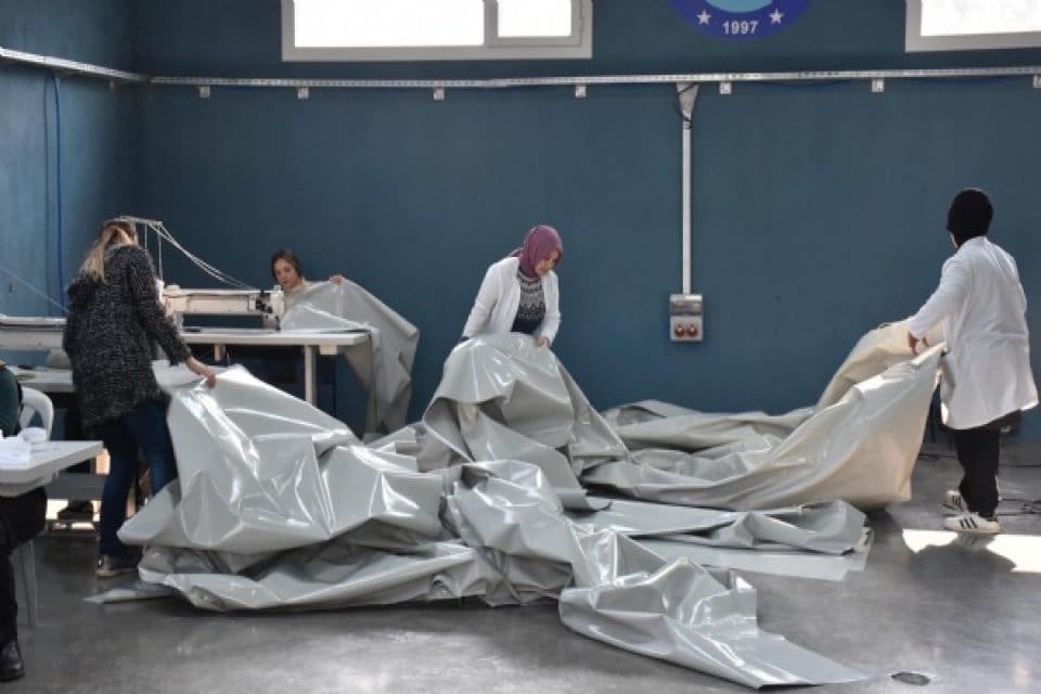 Kemalpaşa Mopak Mesleki ve Teknik Anadolu Lisesi'nde depremzedeler i&ccedil;in &ccedil;adır