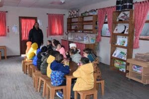 İzmir'in Karşıyaka il&ccedil;esindeki anaokulda geliştirilen projelerle, &ouml;ğrencilere s&uuml;rd&uuml;r&uuml;lebilir &ccedil;evre farkındalığı