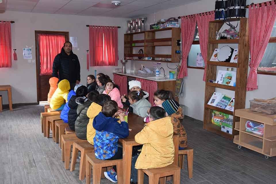 İzmir'in Karşıyaka il&ccedil;esindeki anaokulda geliştirilen projelerle, &ouml;ğrencilere s&uuml;rd&uuml;r&uuml;lebilir &ccedil;evre farkındalığı