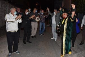 İzmir'in Buca il&ccedil;esinde sokak sokak gezen m&uuml;zisyenler, &ccedil;aldıkları enstr&uuml;man ve