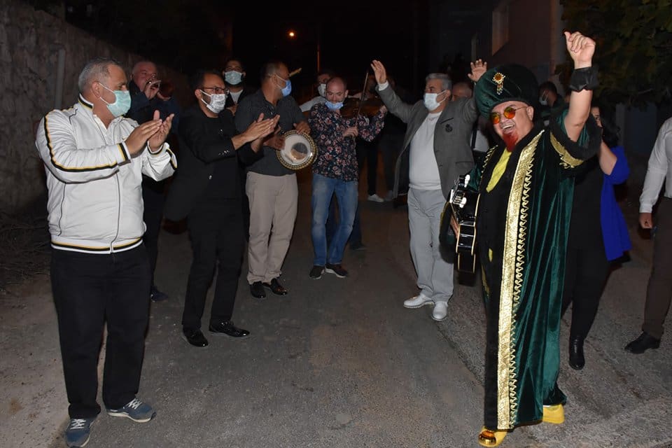İzmir'in Buca il&ccedil;esinde sokak sokak gezen m&uuml;zisyenler, &ccedil;aldıkları enstr&uuml;man ve