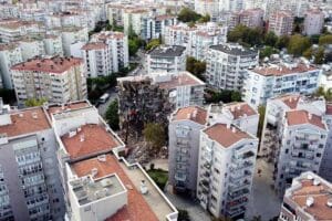 İzmir'deki depremzedeler i&ccedil;in g&uuml;&ccedil; birliği yapan meslek odaları, 115 konutun