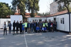 Konak il&ccedil;esindeki bir meslek lisesinde &ouml;ğretmen ve &ouml;ğrenciler depremzedeler i&ccedil;in