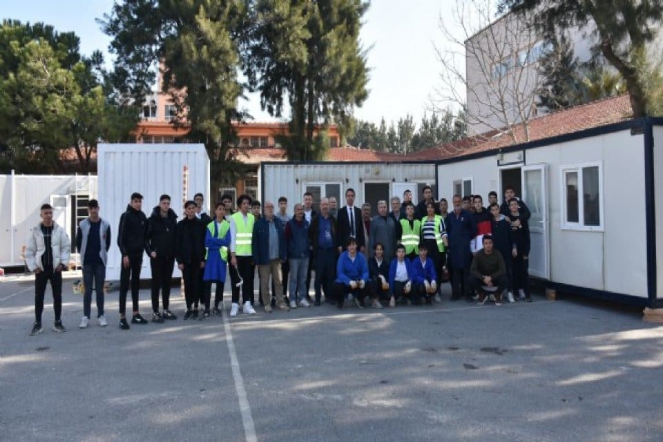 Konak il&ccedil;esindeki bir meslek lisesinde &ouml;ğretmen ve &ouml;ğrenciler depremzedeler i&ccedil;in