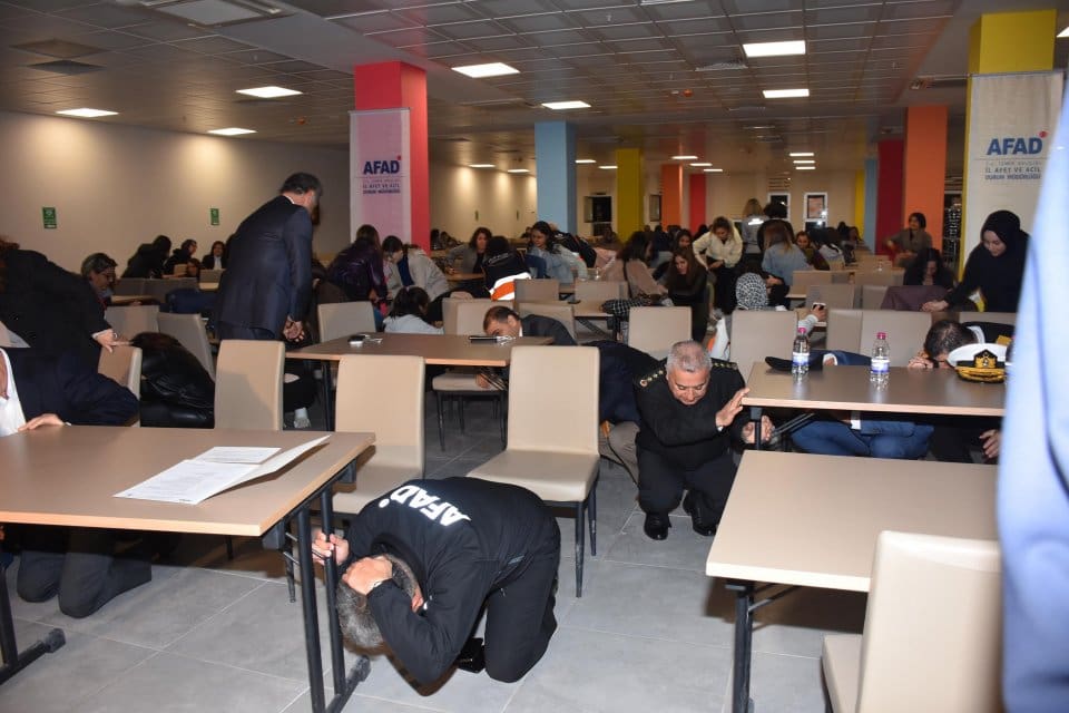 İzmir'de '2022 Afet Tatbikat Yılı' kapsamında deprem anında '&ccedil;&ouml;k- kapan-