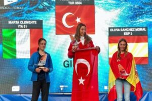 Emr Windsurf ve Yelken Spor Kulübü sporcusu Parla Kabasakal, İtalya’daki