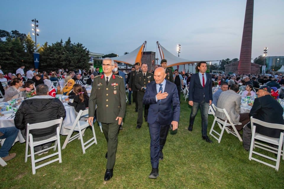 İzmirli şehit aileleri ve gaziler, B&uuml;y&uuml;kşehir Belediyesi&rsquo;nin d&uuml;zenlediği iftar yemeğinde