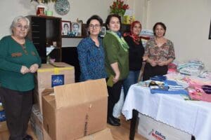 İZMİR'de kadınların kurduğu 'İzmirli Teyzeler' grubu, &ouml;rg&uuml; &uuml;r&uuml;nlerden oluşan hediye