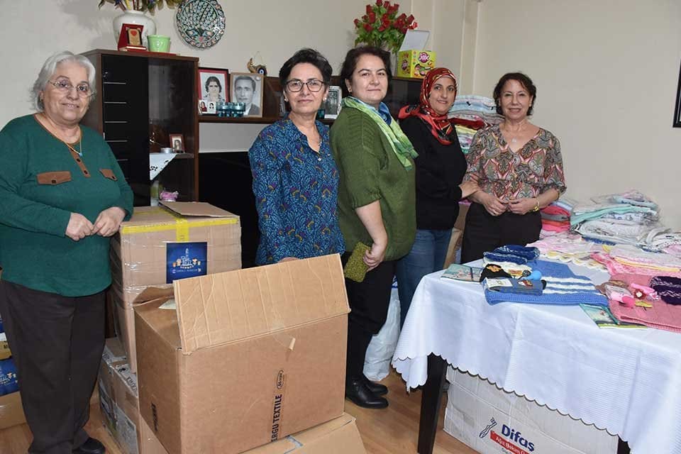 İZMİR'de kadınların kurduğu 'İzmirli Teyzeler' grubu, &ouml;rg&uuml; &uuml;r&uuml;nlerden oluşan hediye