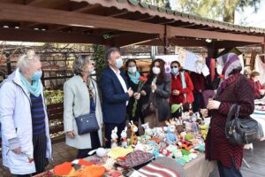 Ürettikleri el işi ürünlerini Bornova Belediyesi desteği ile Özkanlar Pazarı’nda